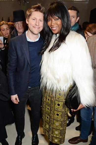 （左より）Christopher Bailey & Naomi Campbell｜クリストファー・ベイリー＆ナオミ・キャンベル</br></br>バーバリー プローサムのファッションショー会場・ロンドン