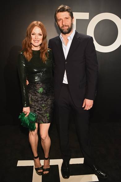 （左より）Julianne Moore & Bart Freundlich｜ジュリアン・ムーア＆バート・フレインドリッチ</br></br>トム・フォードのファッションショー会場・ロサンゼルス