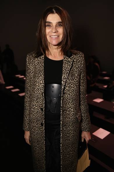 Carine Roitfeld｜カリーヌ ロワトフェルド</br></br>サンローランのファッションショー会場・パリ</br></br>COURTESY OF SAINT LAURENT