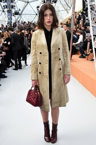 Adèle Exarchopoulos｜アデル・エグザルホプロス</br></br>ルイ・ヴィトンのファッションショー会場・パリ