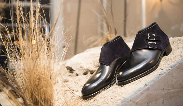 モデル「OAKE（オーク）」。ラスト7000のダブルバックル、カーフ＆スエードのブーツ