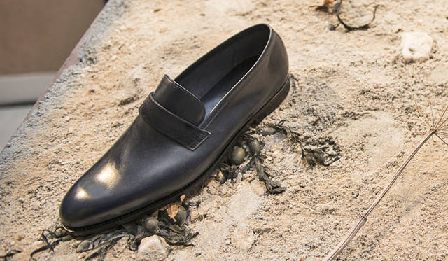 モデル「WELLS（ウェルズ）」。細身が特徴の新ラスト0215を採用したカーフ＆スエードのスリッポン