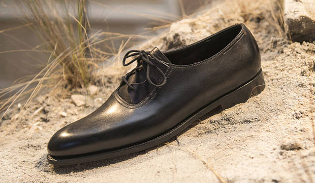 モデル「ASH（アッシュ）」。このモデルも新ラスト0215を採用したカーフ＆スエードのコンビ