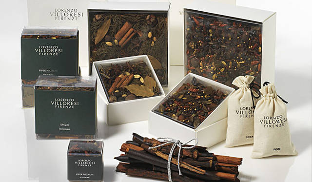 <strong>LORENZO VILLORESI｜ロレンツォ・ヴィロレッツィ</strong><br />「ALAMUT SCENTED CRYSTALS（センテッド クリスタル）」（200g）3240円、（750g ）7560円、POT POURRI PIPER NIGRUM（ポプリ）（100g）3780円、（350g）9720円、SCENTED SACHET（サシェ）（10.5×16cm）3780円