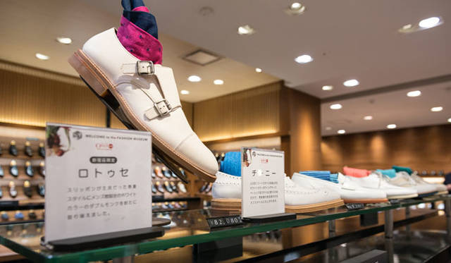 手前は、スペイン・マジョルカ島から届いたニューブランド「Lottusse（ロトゥセ）」のホワイトダブルバックル