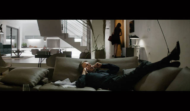 <strong>BoConcept｜ボーコンセプト</strong><br />デンマークのスター俳優マッツ・ミケルセンが主演するボーコンセプトの新作映画 『THE CALL』