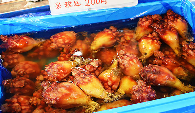 新鮮なホヤも。日本酒のアテに最高の珍味だ