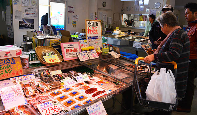 鮮魚店には水揚げされた新鮮な魚、加工商品が並ぶ。地元の主婦の目は厳しい？