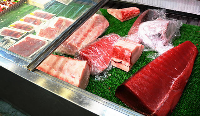 マグロや地魚が並ぶ鮮魚店。珍しいのは気仙沼で「モウカの星」と呼ばれるモウカザメの心臓も