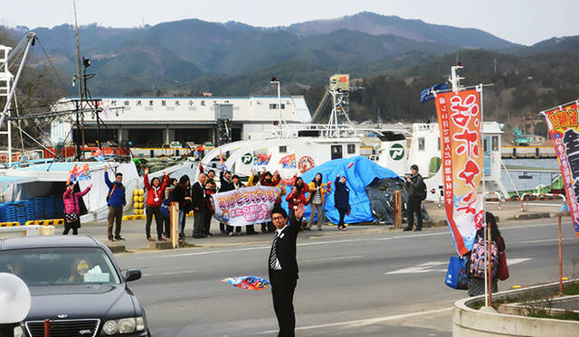 バスを見送る「チーム気仙沼」のスタッフの姿にすでに涙腺がゆるむ