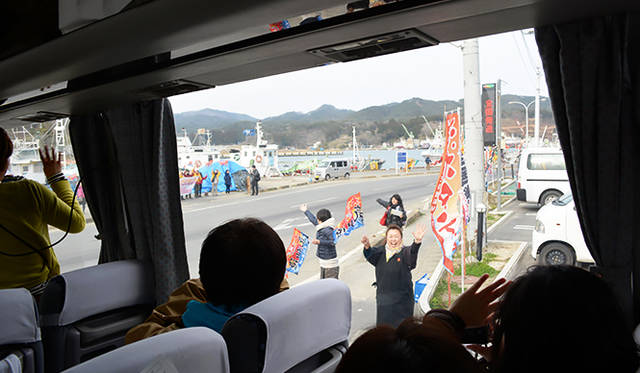 車内からも「ありがとう」の声が響く