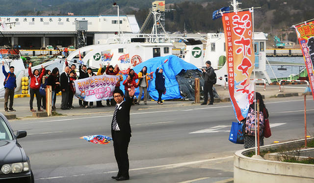バスを見送る「チーム気仙沼」のスタッフの姿にすでに涙腺がゆるむ