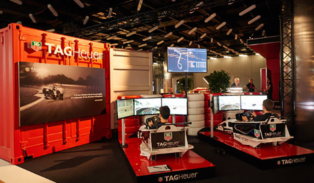 ブース内には、モータースポーツが体感できるアトラクションも用意されている