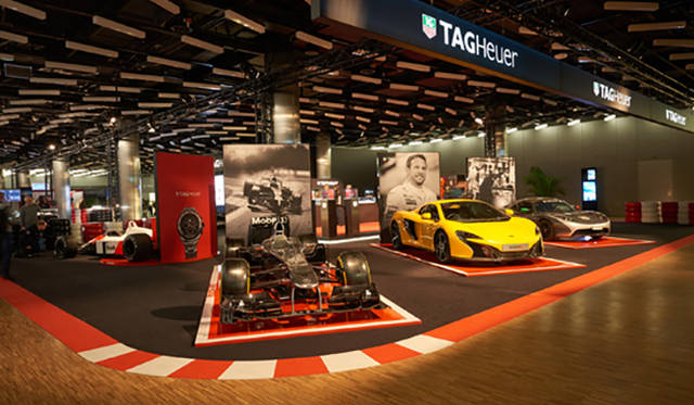 タグ・ホイヤーと関係の深いレーシングカーなどが展示されている