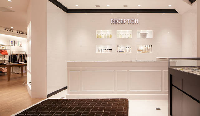 <strong>ANGLOBAL｜アングローバル</strong><br />「ANGLOBAL SHOP 表参道」　一新したエントランスを入ると広がる、白と黒を基調としたレセプション