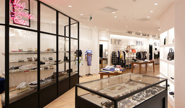 <strong>ANGLOBAL｜アングローバル</strong><br />「ANGLOBAL SHOP 表参道」　左／ゆったりとあたらしいシューズを試せる「シューズバー」が新登場