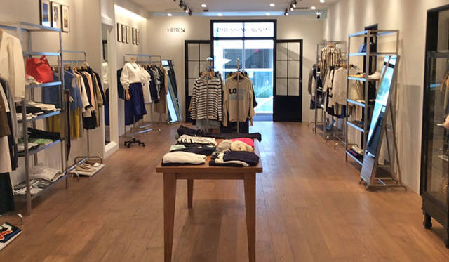 <strong>ANGLOBAL｜アングローバル</strong><br />「ANGLOBAL SHOP 表参道」　ロビーを抜けて奥に広がるウッドのフロア