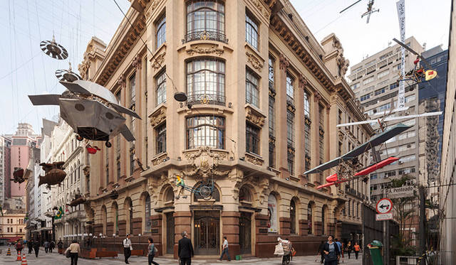 蔡國強「農民ダ・ヴィンチ」 2013 サンパウロ、ブラジル銀行文化センター屋外での展示風景Photo by Joana França