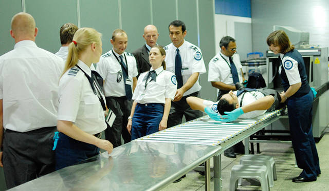 Still from Aernout Mik, Touch, rise and fall, 2008. Video installation. Courtesy of the artist and carlier | gebauer