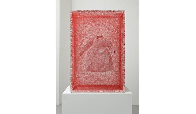 塩田千春Zustand des Seins (Kinderkleid) / State of Being (Children’s Dress)<br>©Chiharu Shiota  photo by Tetsuo Ito　Courtesy of KENJI TAKI GALLERY