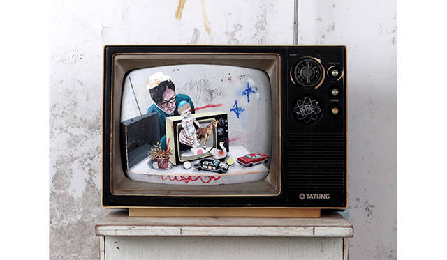 Shih Yung-Chun Taipei x Turkey.A 3D TV 2014 TV ready-made. Plastic board. Acrylic paint. Crayons　YIRI ARTS