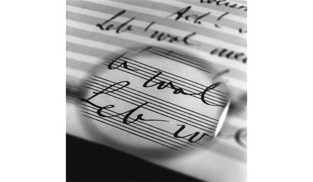 米田知子 マーラーの眼鏡－交響曲（未完成）第10番の楽譜を見るcopyright the artist courtesy ShugoArts