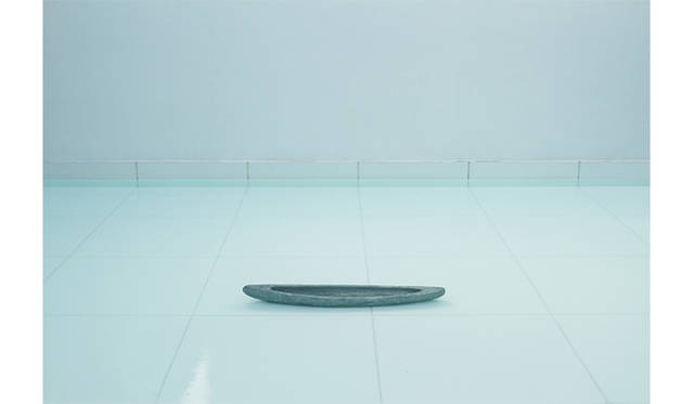 遠藤利克 空洞説ー沈む舟 撮影：長塚秀人 Cortesy of SCAI THE BATHHOUSE