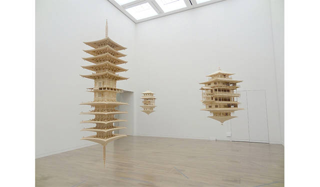 岩崎貴宏［左］リフレクション・モデル (瑠璃) ［中］リフレクション・モデル (銀閣) ［右］“リフレクション・モデル (金閣) 「DOMANI・明日展」展示風景、2014年（国立新美術館、東京）ARATANIURANO