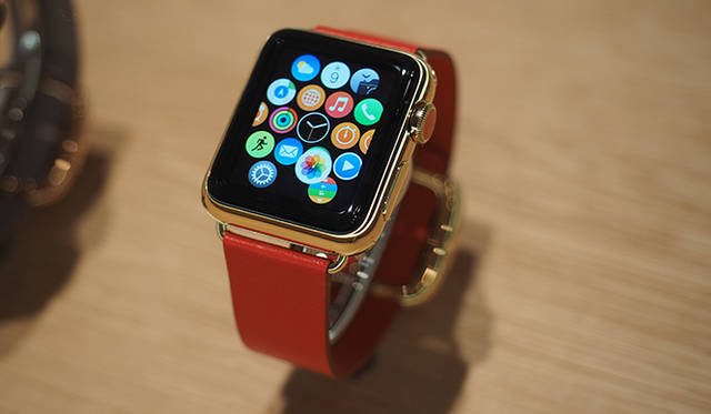 18Kイエローゴールドケースを採用のブライトレッドレザーモデル。裏蓋には、セラミックを使用