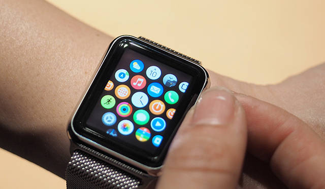 右サイドには、デジタルクラウンとボタンを装備