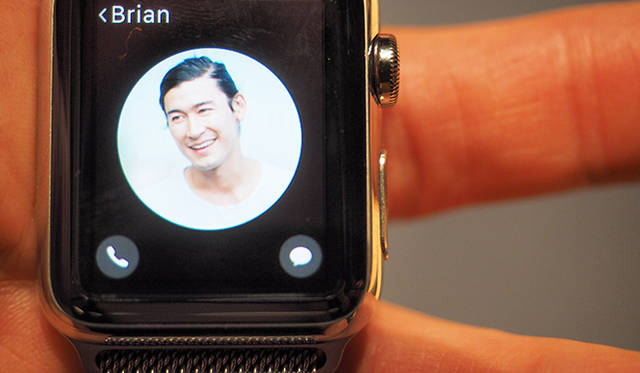 Apple Watchにはスピーカーとマイクが内蔵されていて、会話を楽しむこともできる