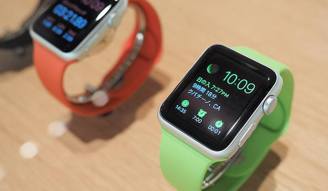 アラーム、月の満ち欠け、タイマー、カレンダー、株価、天気、ストップウォッチ、世界時計、日の出／日の入りなど腕時計としての機能も多彩