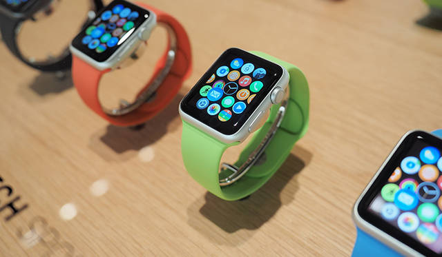 シルバーアルミニウムケース採用の「Apple Watch Sports」。フルオロエラストマー・スポーツバンドを採用。価格4万2800円（ケースサイズ38mm）と価格4万8800円（同42mm）の2タイプのサイズが用意されている