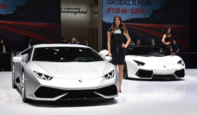 手前はウラカン LP610-4、奥はアヴェンタドールLP700-4  ピレリ エディション