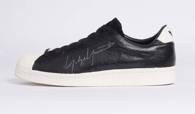 <strong>Yohji Yamamoto｜ヨウジヤマモト</strong><br />「adidas SS Metallic by Yohji Yamamoto」3万8880円