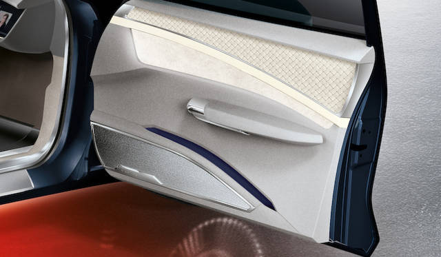 ドアパネル内側の上半分には、イタリアの伝統手工業による手織りのパーチメントレザーがあしらわれている