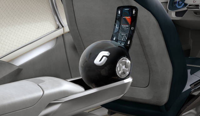 すべての機能は、このスフィアに刺したLGエレクトロニック製スマートフォン「G-Flex」を経由しておこなう