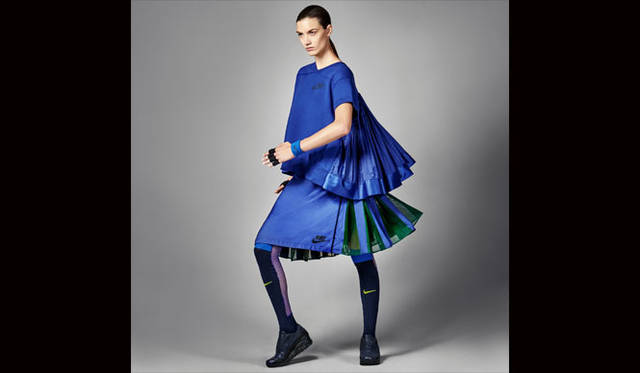 <strong>NikeLab｜ナイキラボ</strong><br />「NikeLab × sacai コレクション」<br />NikeLab × sacai Tech Fleece Crew / Sport Skirt（ソックスは参考商品）