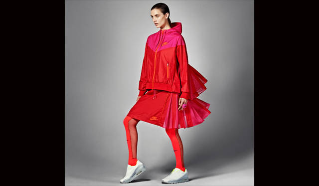 <strong>NikeLab｜ナイキラボ</strong><br />「NikeLab × sacai コレクション」<br />NikeLab × Sacai Windrunner and Sport Skirt（ソックスは参考商品）