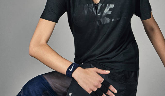 <strong>NikeLab｜ナイキラボ</strong><br />「NikeLab × sacai コレクション」<br />NikeLab × sacai Graphic Tee and Sport Skirt