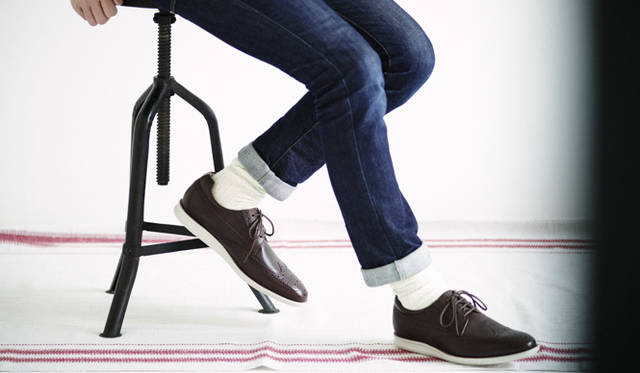 スタイリストの栃木雅広氏が着用する靴は、リーガルの新作。アイボリーソールを使ったこのモデルは、ジーンズの裾をロールアップして、カジュアルに履きこなしたい。靴1万9440円、このほかは栃木氏の私物