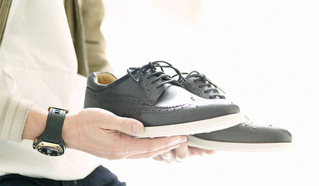 ステアレザーを使ったウィングチップシューズ。アイボリーのソールがカジュアルな雰囲気を演出する。靴1万9440円