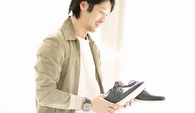 リーガルについて語る栃木氏。かつてリーガルの定番のローファーを愛用していたという