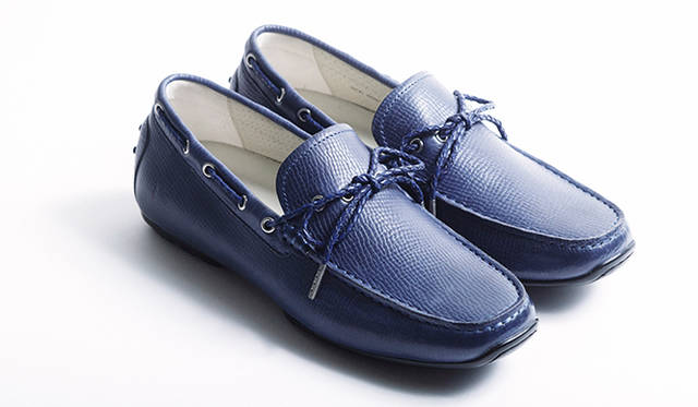定番で人気のドライビングシューズにハイグレードモデルが登場。見どころはシボを刻んだレザーと、一本一本編み込んだシューレース。写真は記事ページで紹介したものと色違い。1万9440円