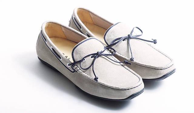 定番のドライビングシューズの新作。しなやかなスエードを縁取るシルクプリントが上品なメリハリに。1万7280円