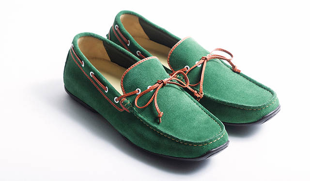 このページで紹介した写真5と6の色違い。グリーン×オレンジというカラーパレットがプレッピーきわまりない一足。1万7280円