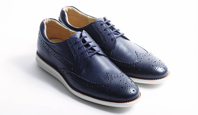 このページで紹介した写真1と2の色違い。艶やかなネイビーのアッパーに素上げのウエルト、ホワイトのステッチ、アイボリーのソールというカラーパレットが秀逸。1万9440円