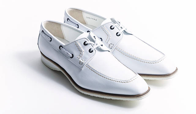 ドレスシューズのために開発された、鼻先が長めの木型をあえて採用したデッキシューズの新解釈。記事ページで紹介したネイビー×白の色違い。3万240円
