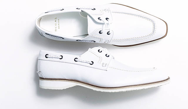 自社工場で生産した日本製で、素材はスムースレザー。写真の色のほか、記事ページで紹介したネイビー×白、ダークブラウン、ネイビーの4色展開