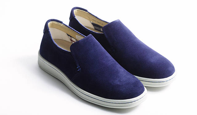 ぽってりとしたフォルムの柔らかさを際立たせるプレーンなデザイン。軽やかな履き心地を保証するオパンケ製法を採っているのもポイントだ。1万5120円